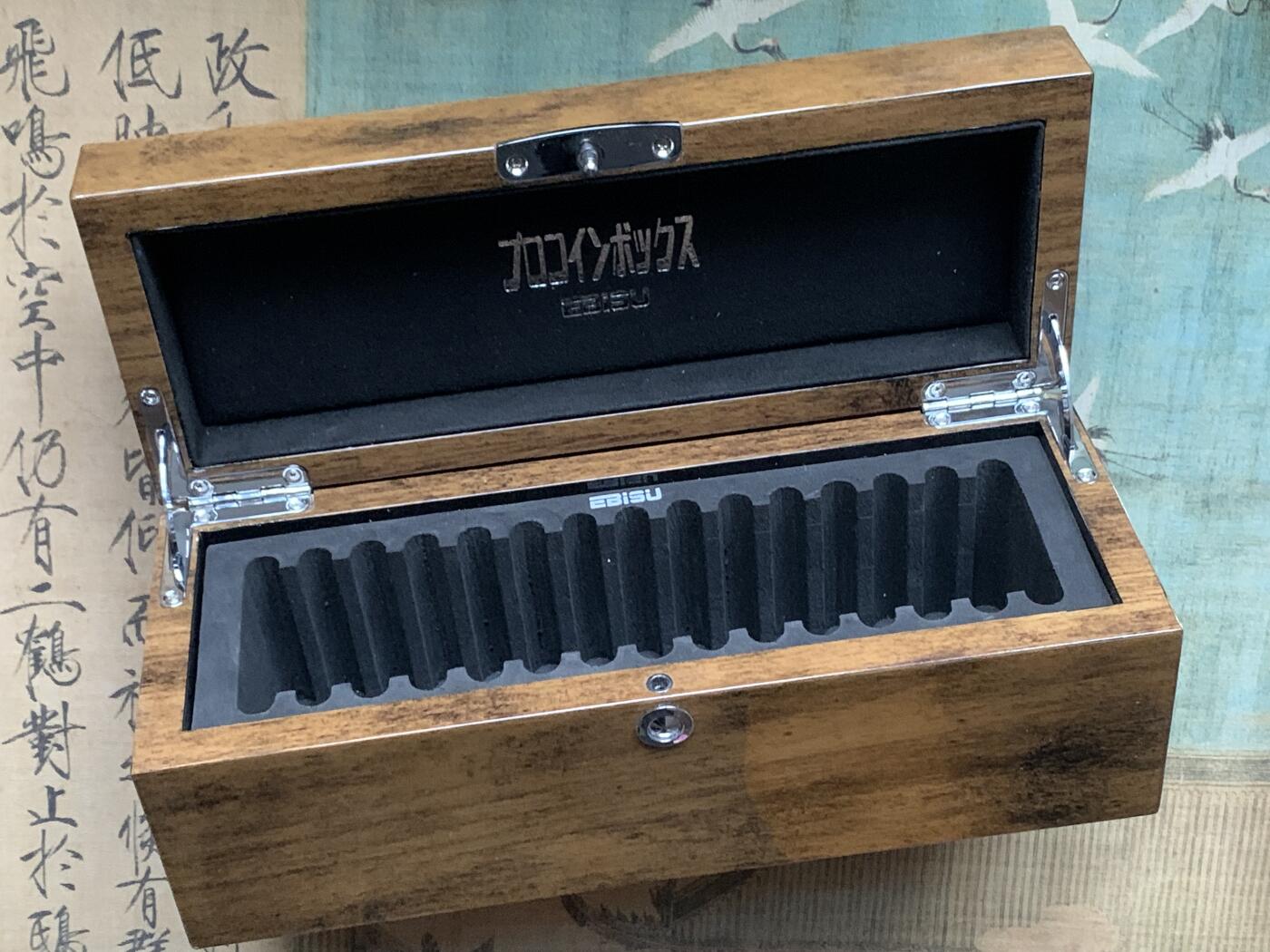 《竞宝斋》第427场 周日，周一  2场连拍 （全场包邮） 日本产 coin box 结实耐用，可装十五枚(NGC PCGS都可) 扣子扣不紧