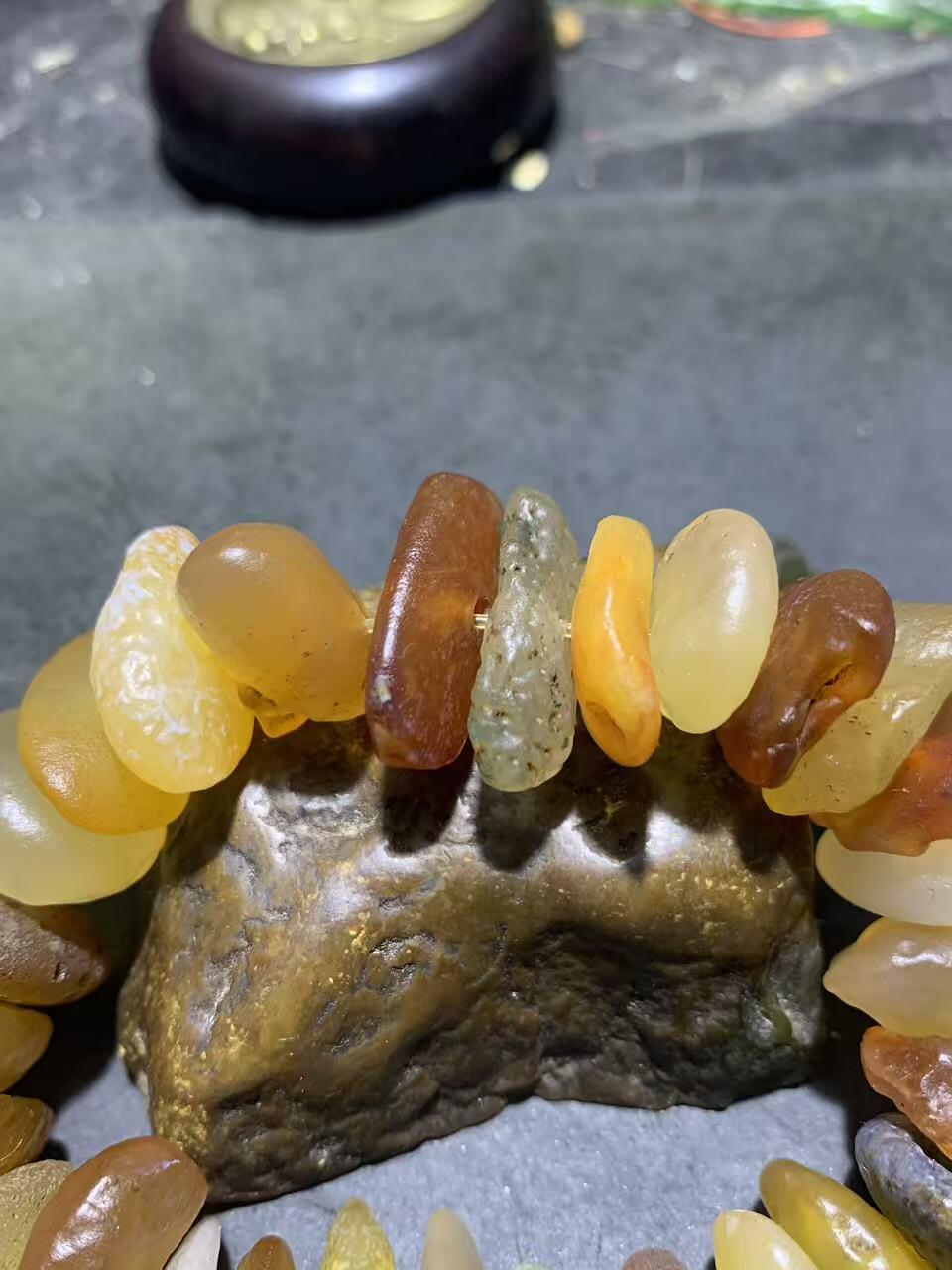 精美阿拉善大尺寸瓜子型原石手串一条