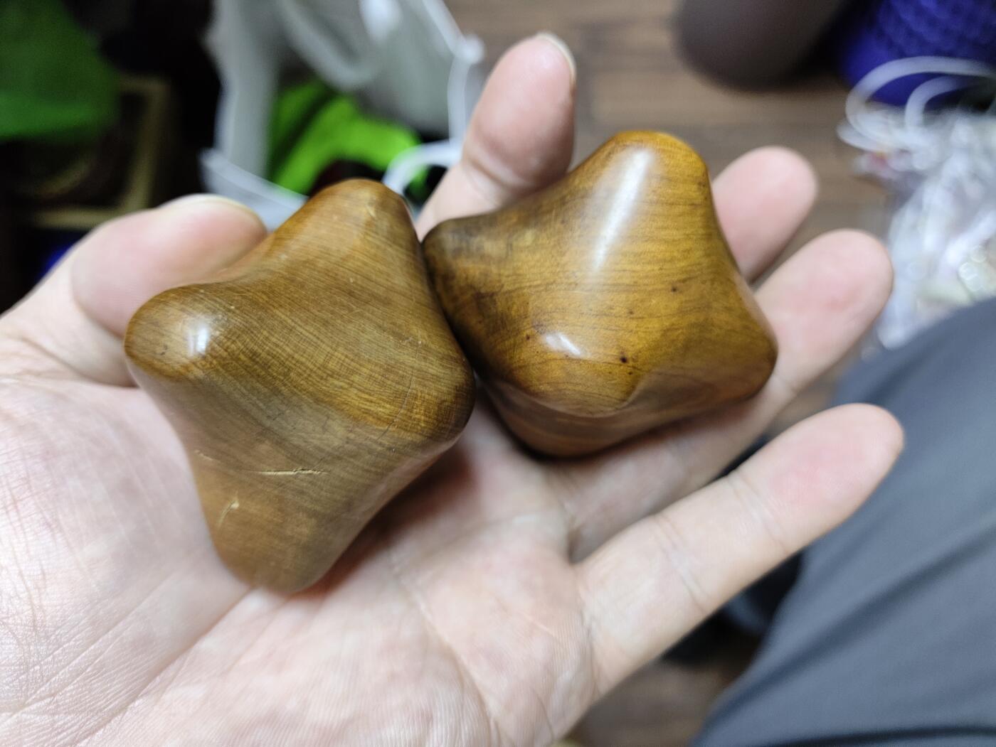 爱淘收藏，清货 精美木质六角按摩球一对，纯手工雕刻
