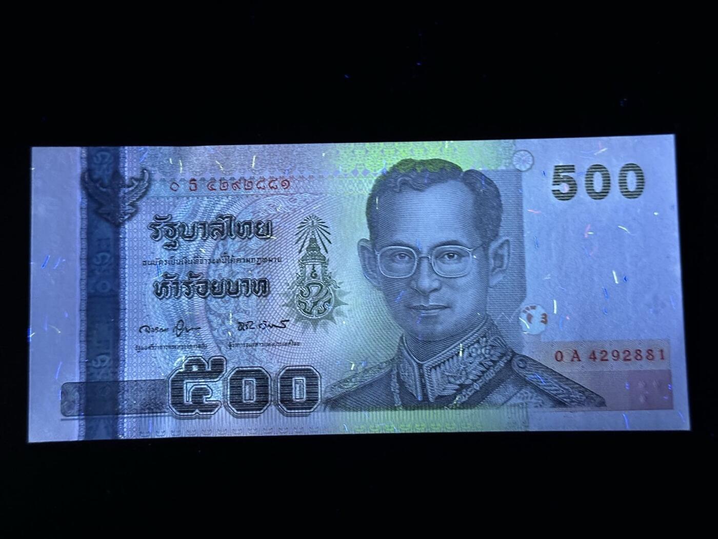八十八场 泰国2001年500铢，荧光漂亮，品相unc，0A首发冠！