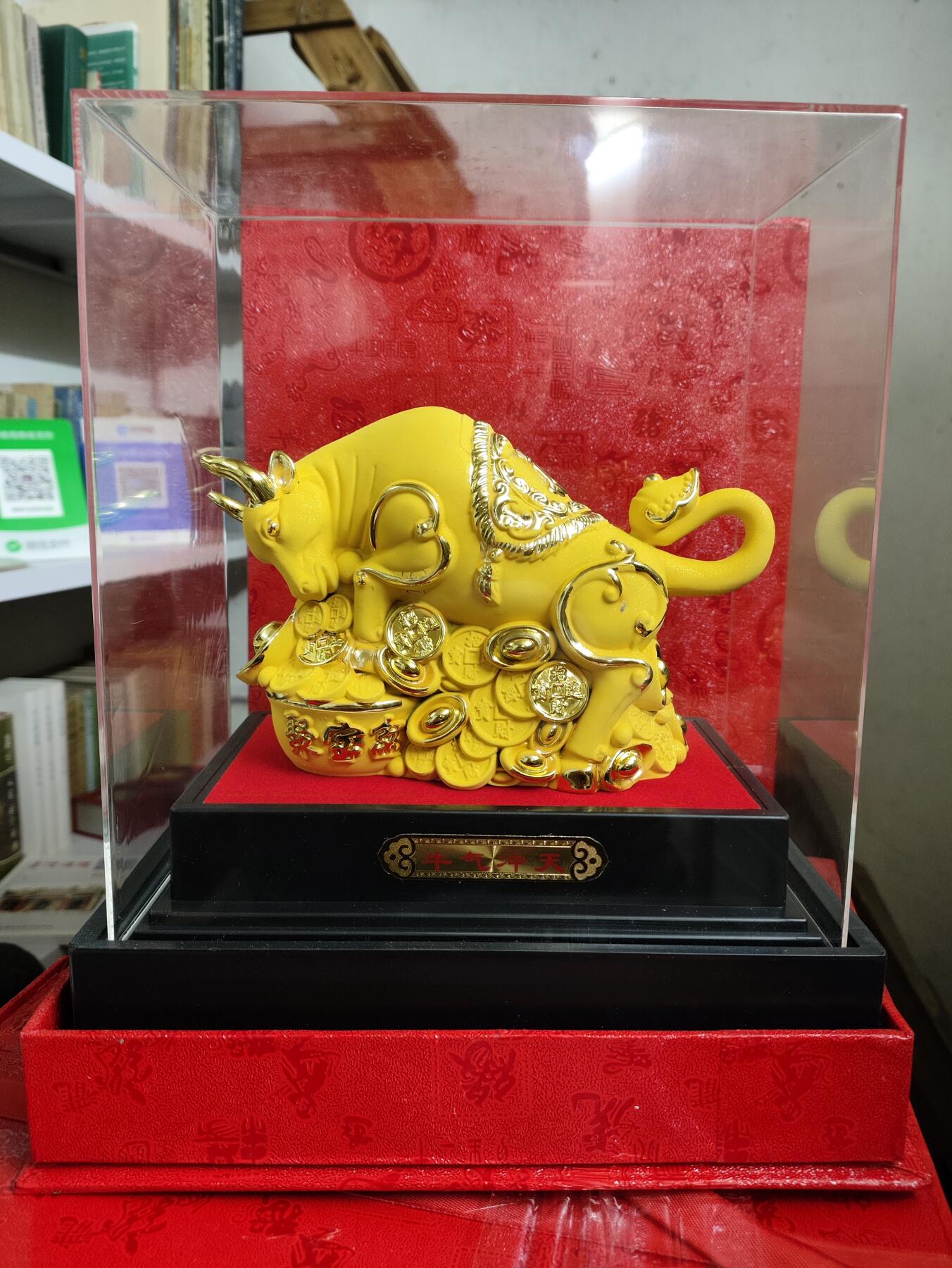 爱淘收藏，清货 鸿运兴旺金牛摆件，统一企业定制款礼品，黄色绒沙金工艺，带精美展示盒。牛身配有金色花纹，寓意招财纳福，带底座