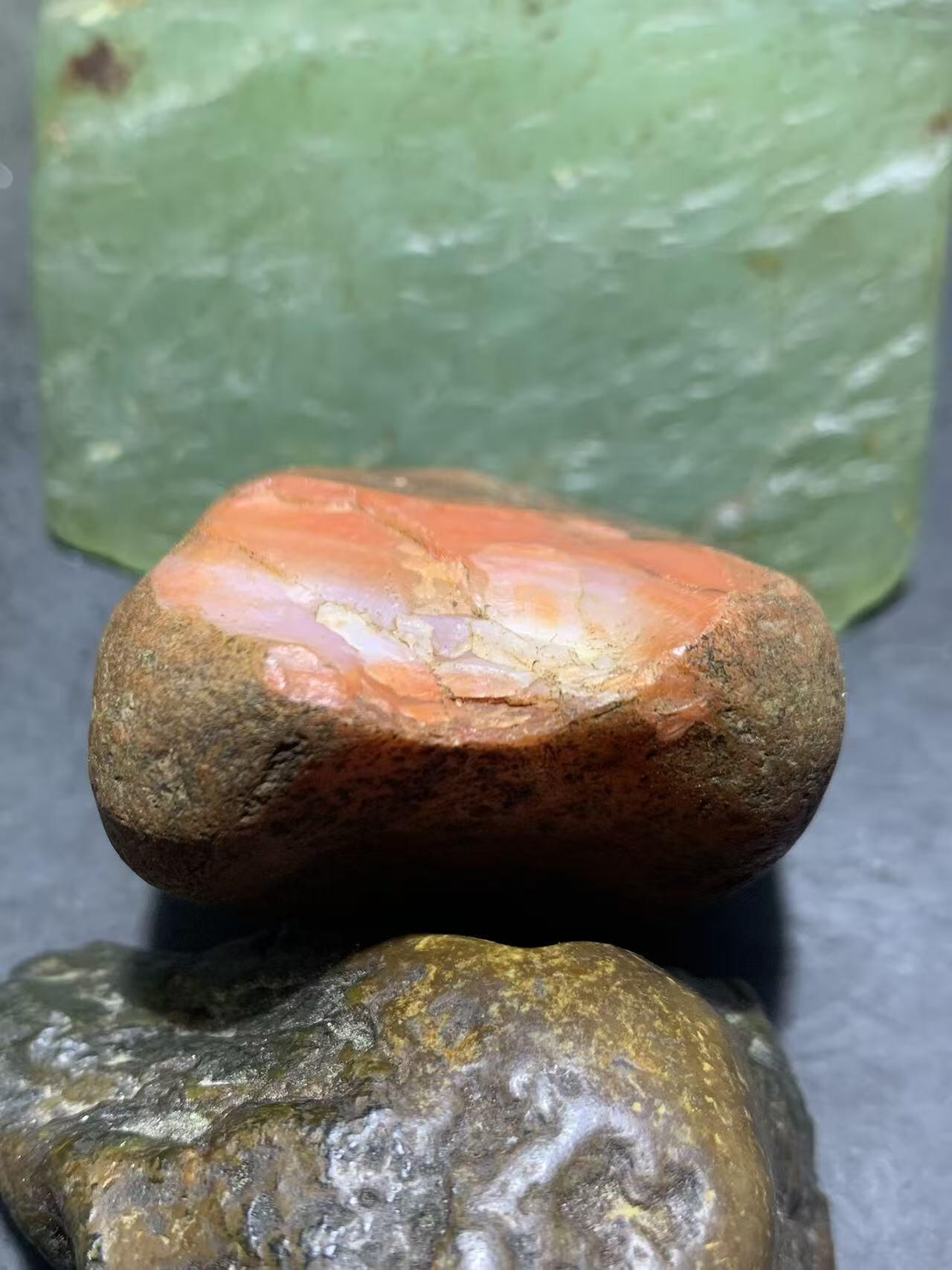 精美柿子红皮开窗料红白南红玛瑙原石一颗，，
