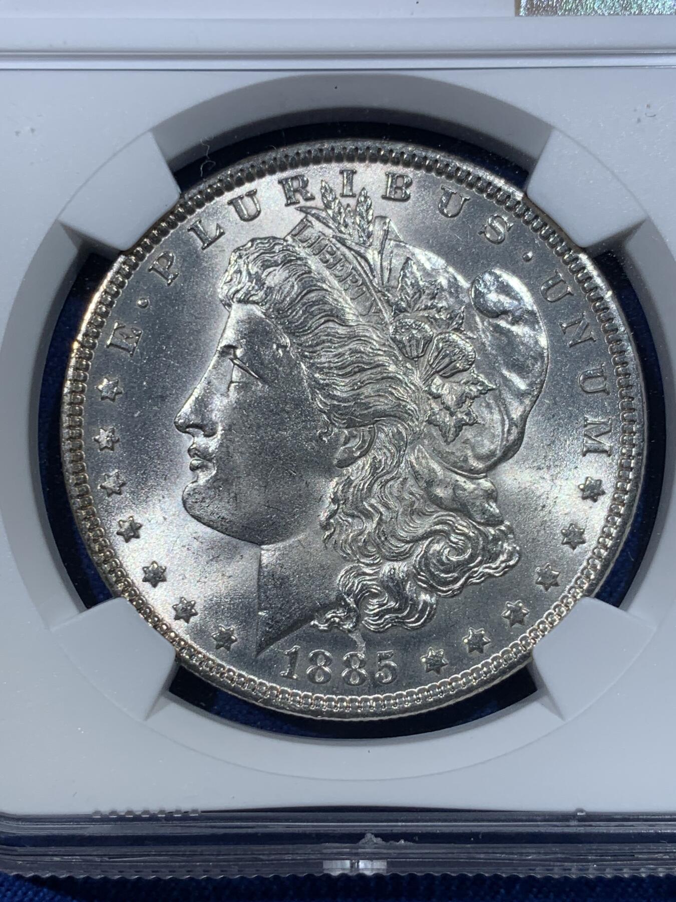 《竞宝斋》第427场 周日，周一  2场连拍 （全场包邮） NGC UNCD 美国1885年摩根银币 NGC评的过于严了，细节很好的一枚摩根，背月牙彩