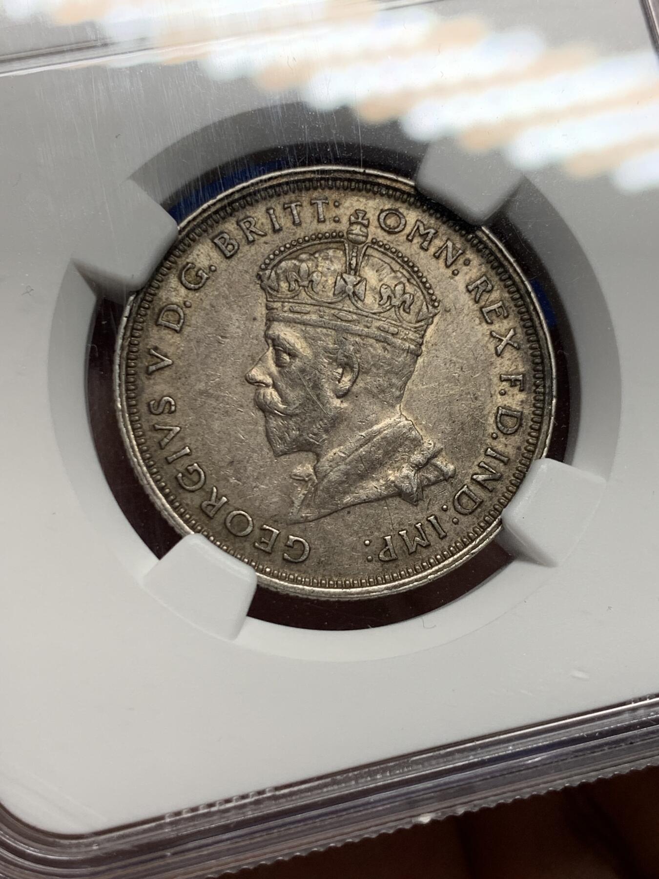 《竞宝斋》第427场 周日，周一  2场连拍 （全场包邮） NGC AU53 澳大利亚1927年堪培拉国会大厦纪念弗洛林银币 深色包浆使币面看起来很立体 浮雕感强