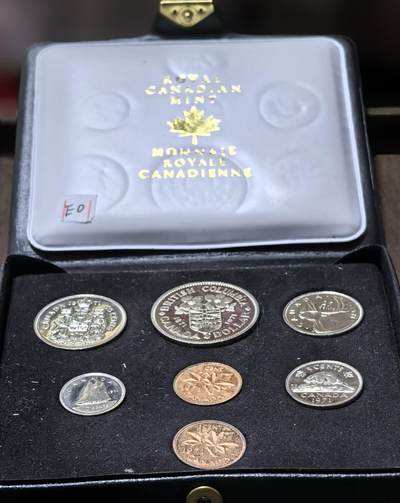 北京马甸外国币专卖第145期，外国币专场，陆续上拍，欢迎关注 1971年版盒装加拿大纪念流通币，币为裸币如图