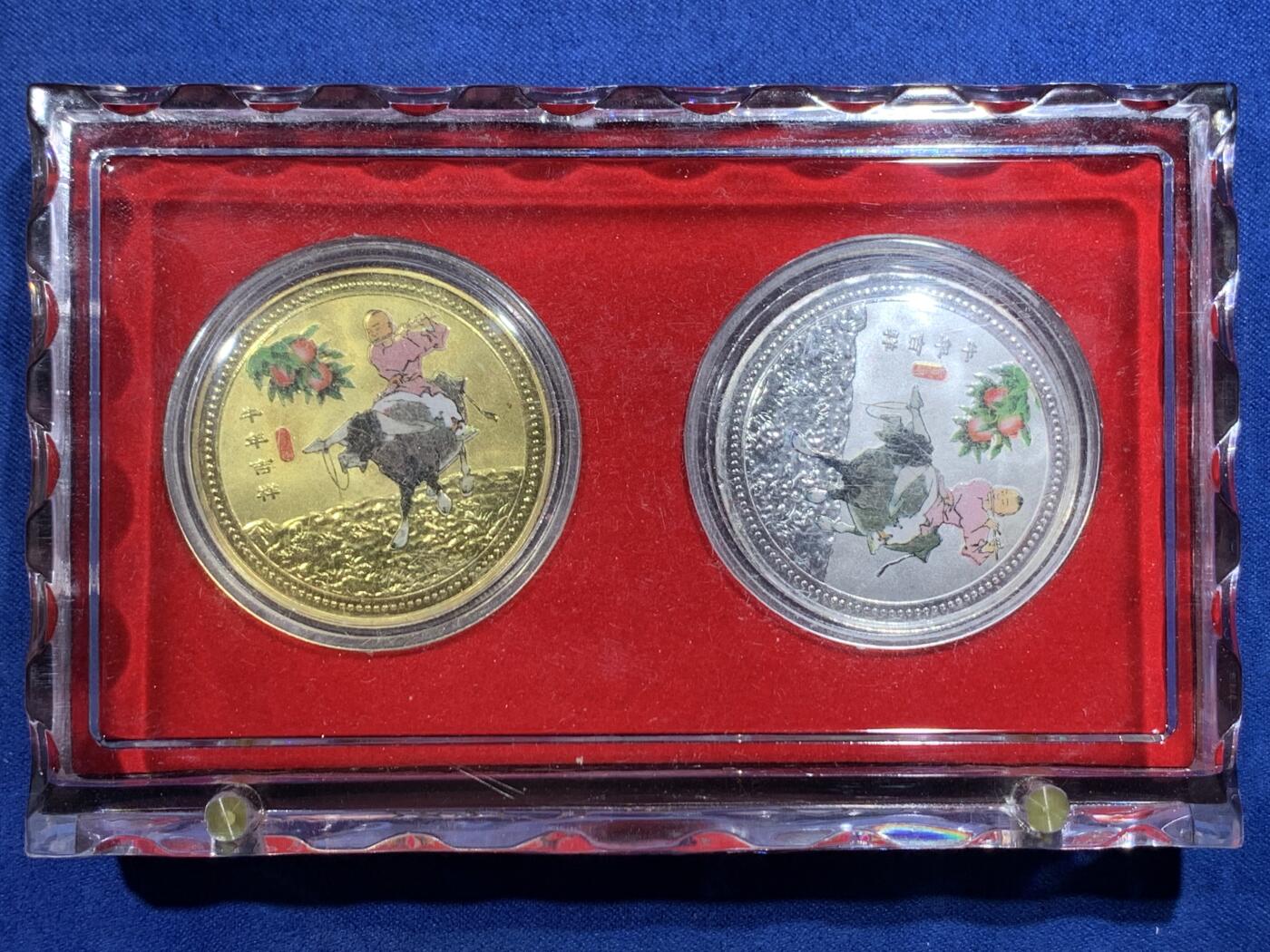 《竞宝斋》第427场 周日，周一  2场连拍 （全场包邮） NGC MS63 美国1885年O版摩根银币，老ngc严评，底板干净转光强烈，老盒子保存不错！如今银价飞涨，收藏投资一步到位，随单附赠2009年牛年镀金镀银纪念章。