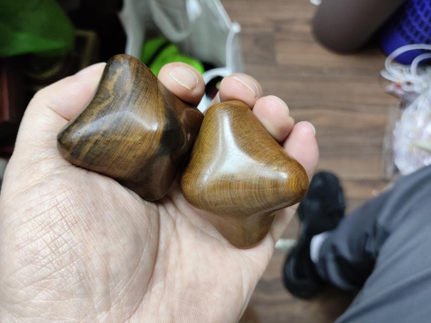 爱淘收藏，清货 精美木质六角按摩球一对，纯手工雕刻