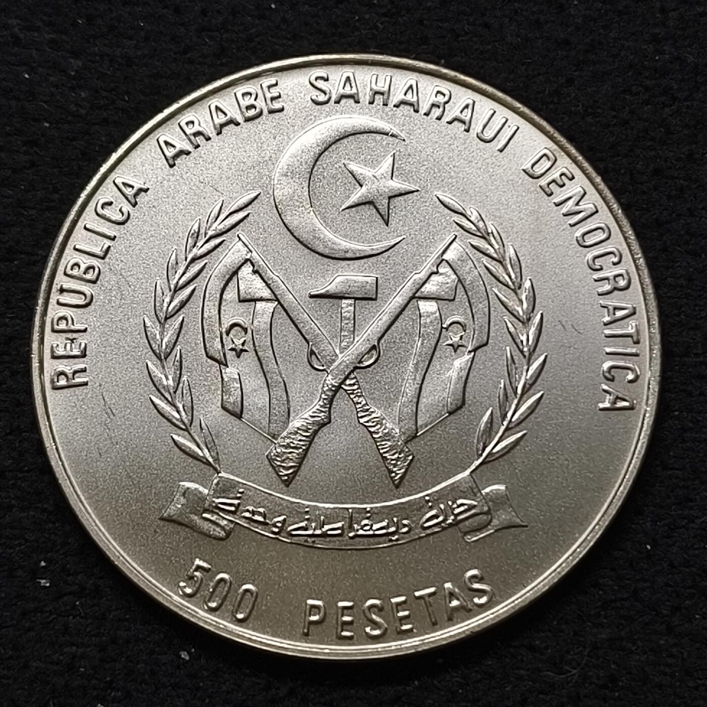 【全场包邮】纯粹捡漏拍468场 1994年美国世界杯足球赛纪念币之西撒哈拉发行版！发行年份1991年，面值500比塞塔，含银量99.9%，直径38毫米，重量12克，全新BU品相！