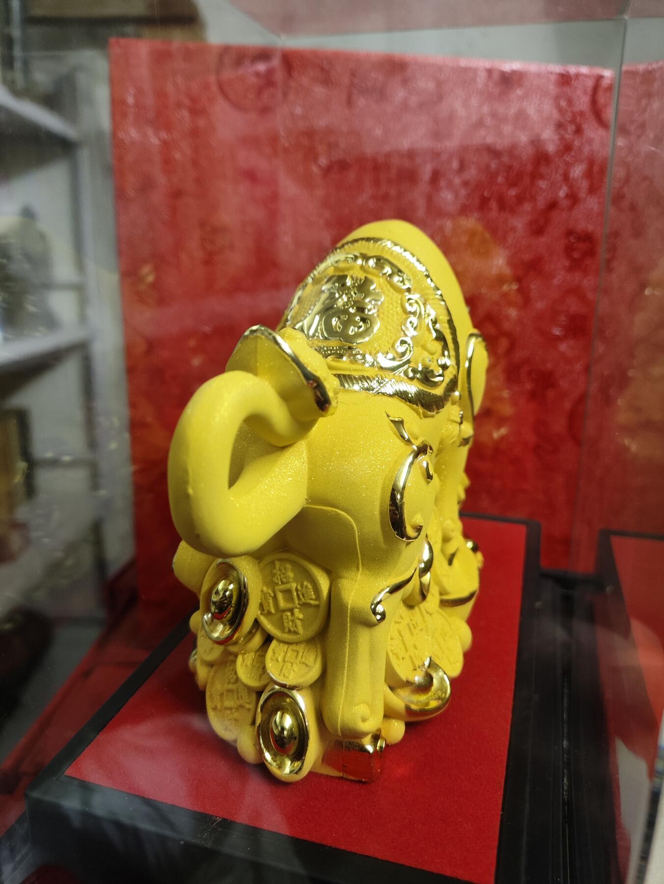 爱淘收藏，清货 鸿运兴旺金牛摆件，统一企业定制款礼品，黄色绒沙金工艺，带精美展示盒。牛身配有金色花纹，寓意招财纳福，带底座