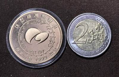 北京马甸外国币专卖第145期，外国币专场，陆续上拍，欢迎关注 大田世博会 韩国1993年1000元 动漫人物纪念币 30mm铜镍硬币及法国 2008年 欧盟轮值主席国 2欧元 双金属纪念币26mm