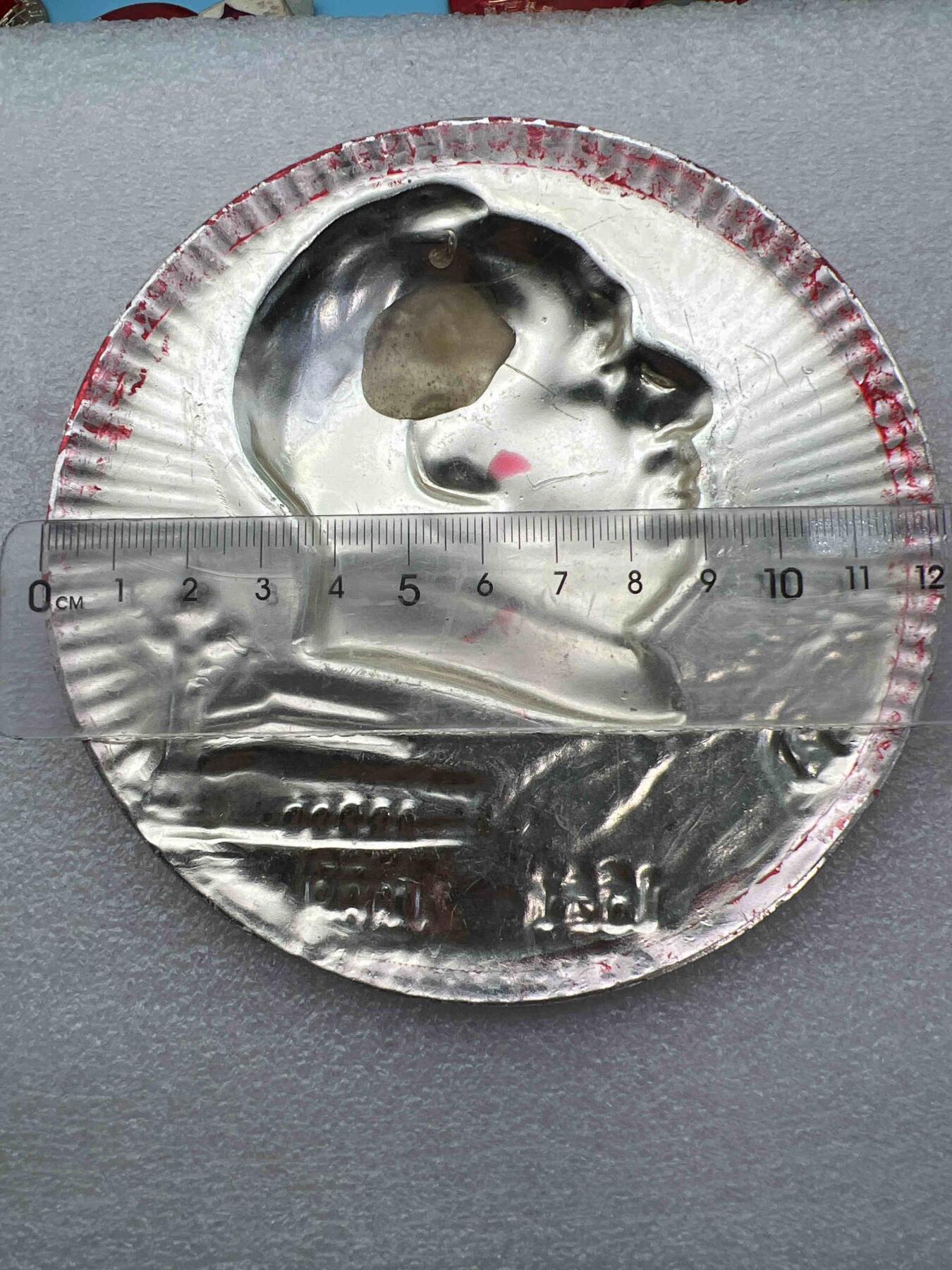 真品像章、纪念章、红色书籍 真品像章、纪念章、直径12.2厘米