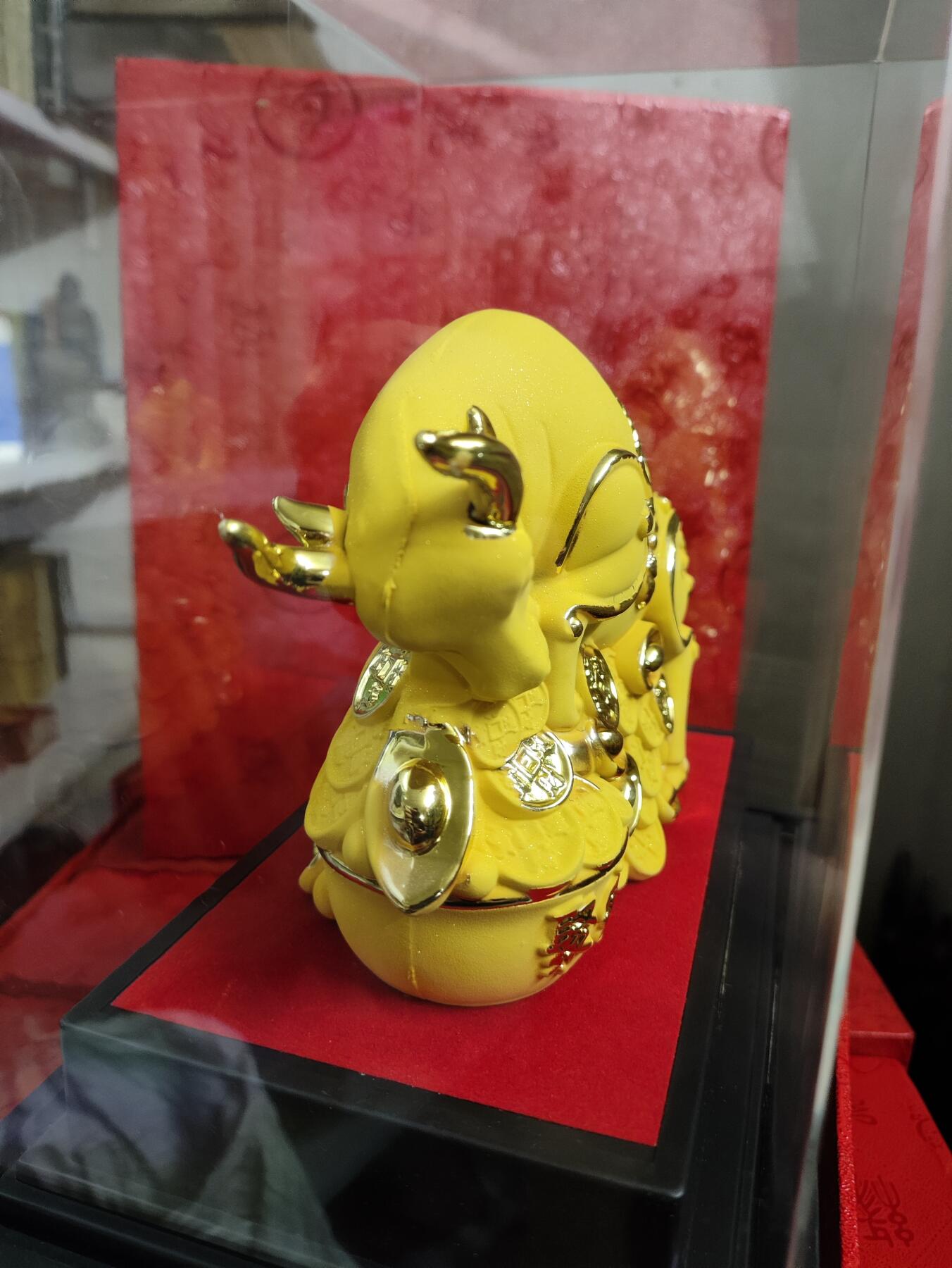爱淘收藏，清货 鸿运兴旺金牛摆件，统一企业定制款礼品，黄色绒沙金工艺，带精美展示盒。牛身配有金色花纹，寓意招财纳福，带底座
