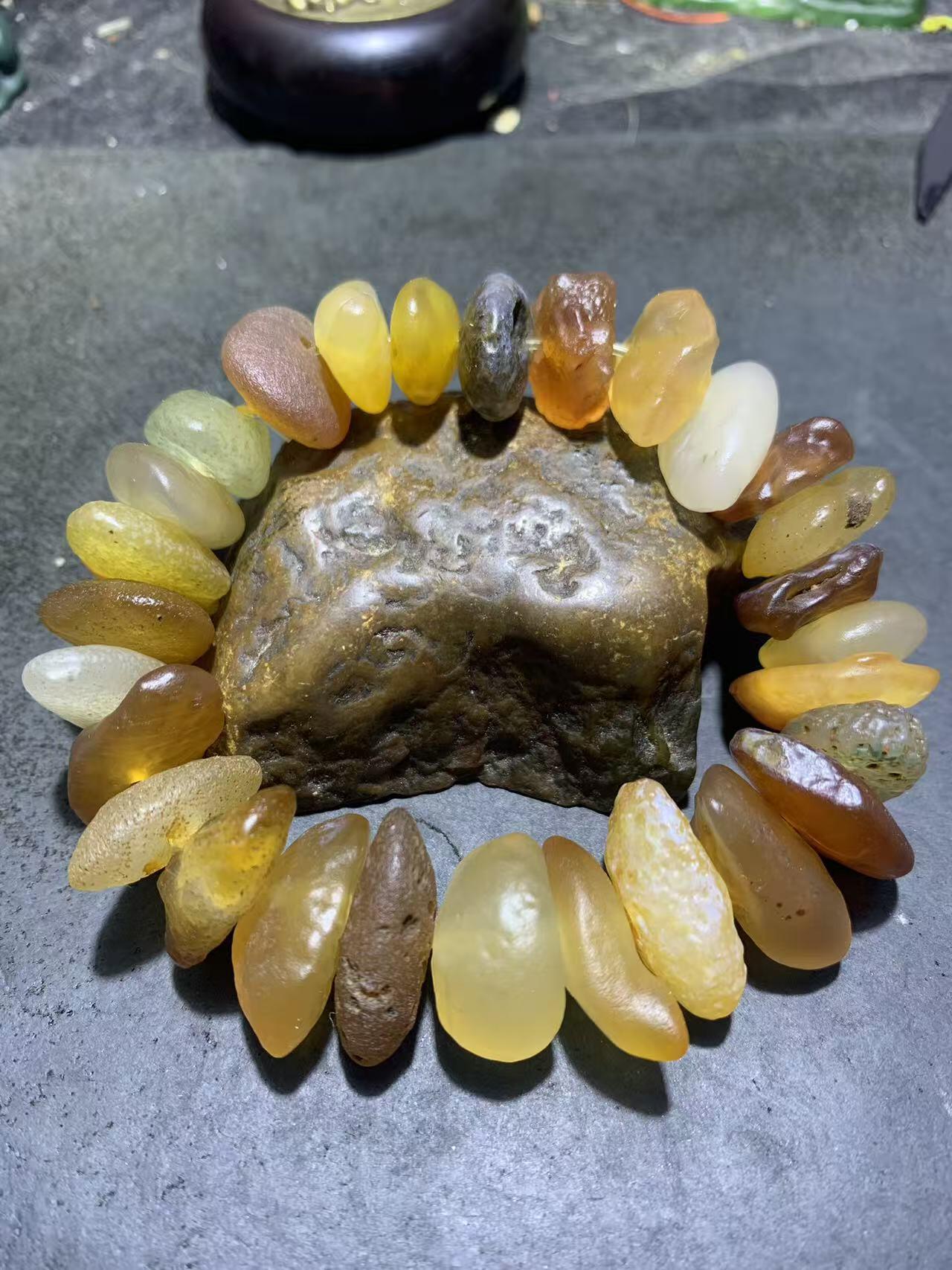 精美阿拉善大尺寸瓜子型原石手串一条