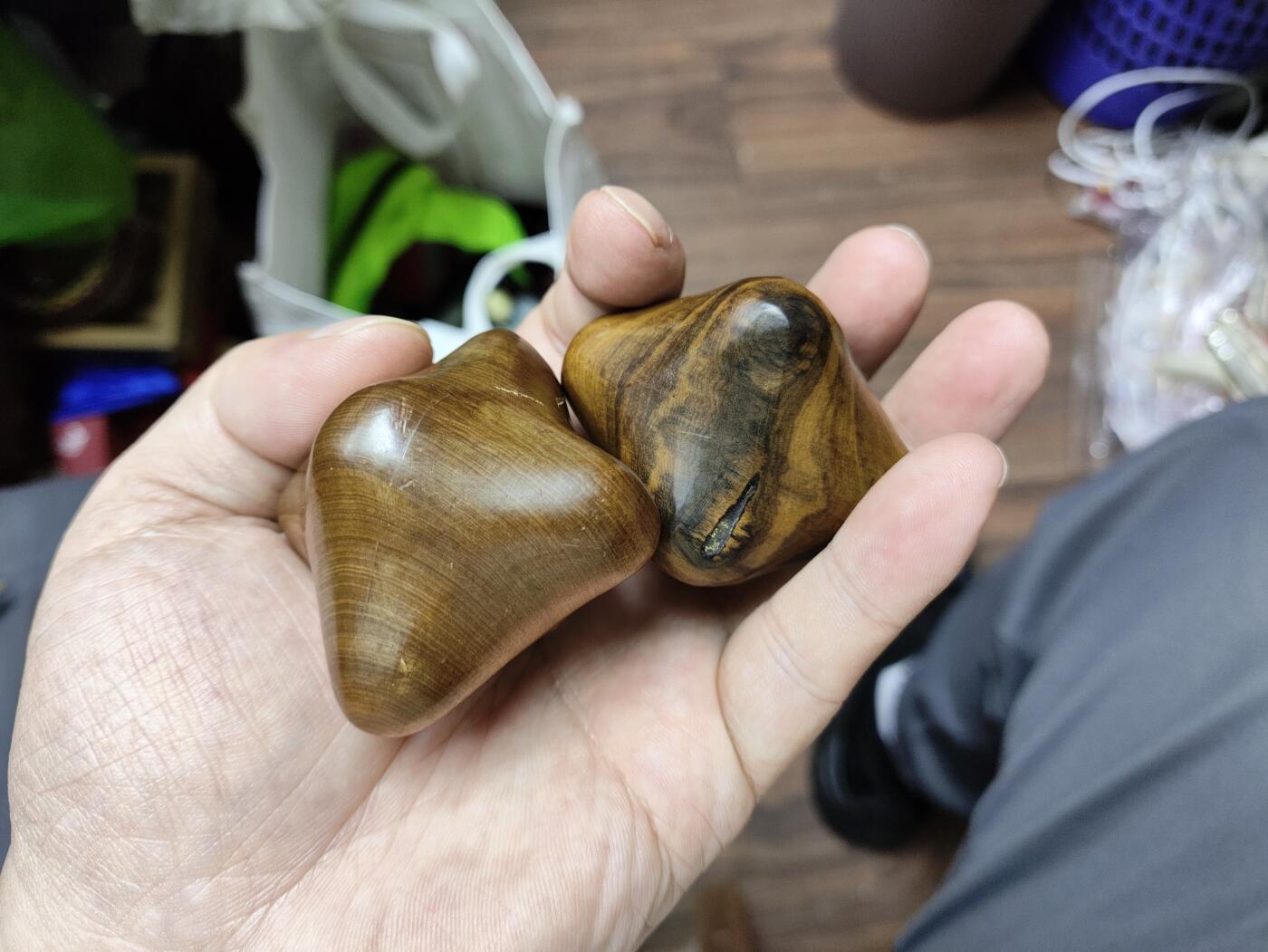 爱淘收藏，清货 精美木质六角按摩球一对，纯手工雕刻