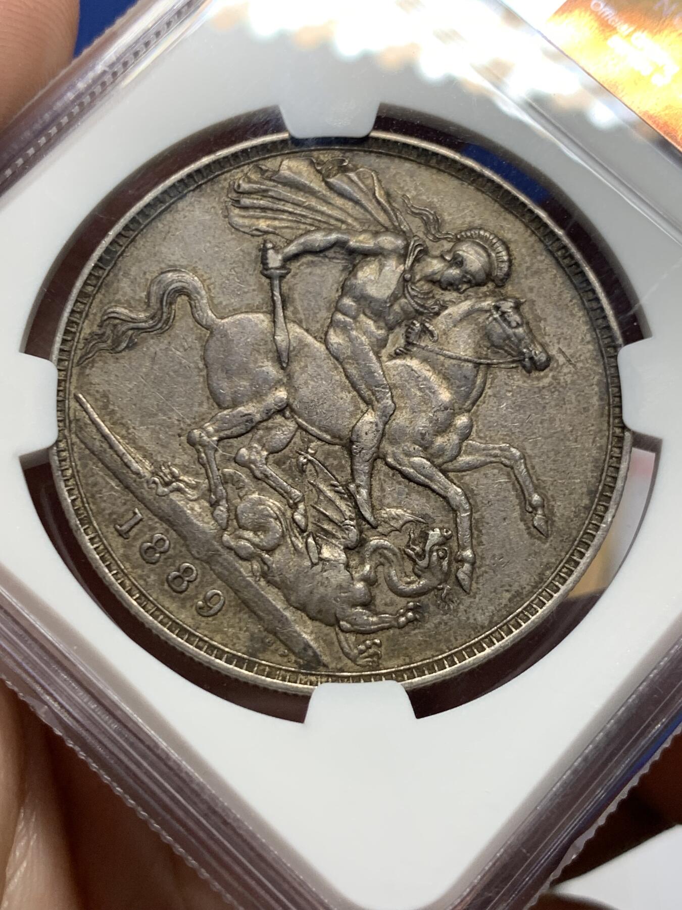 《竞宝斋》第427场 周日，周一  2场连拍 （全场包邮） NGC XF45 英国1889年维多利亚高冠马剑银币 包浆均匀深包浆