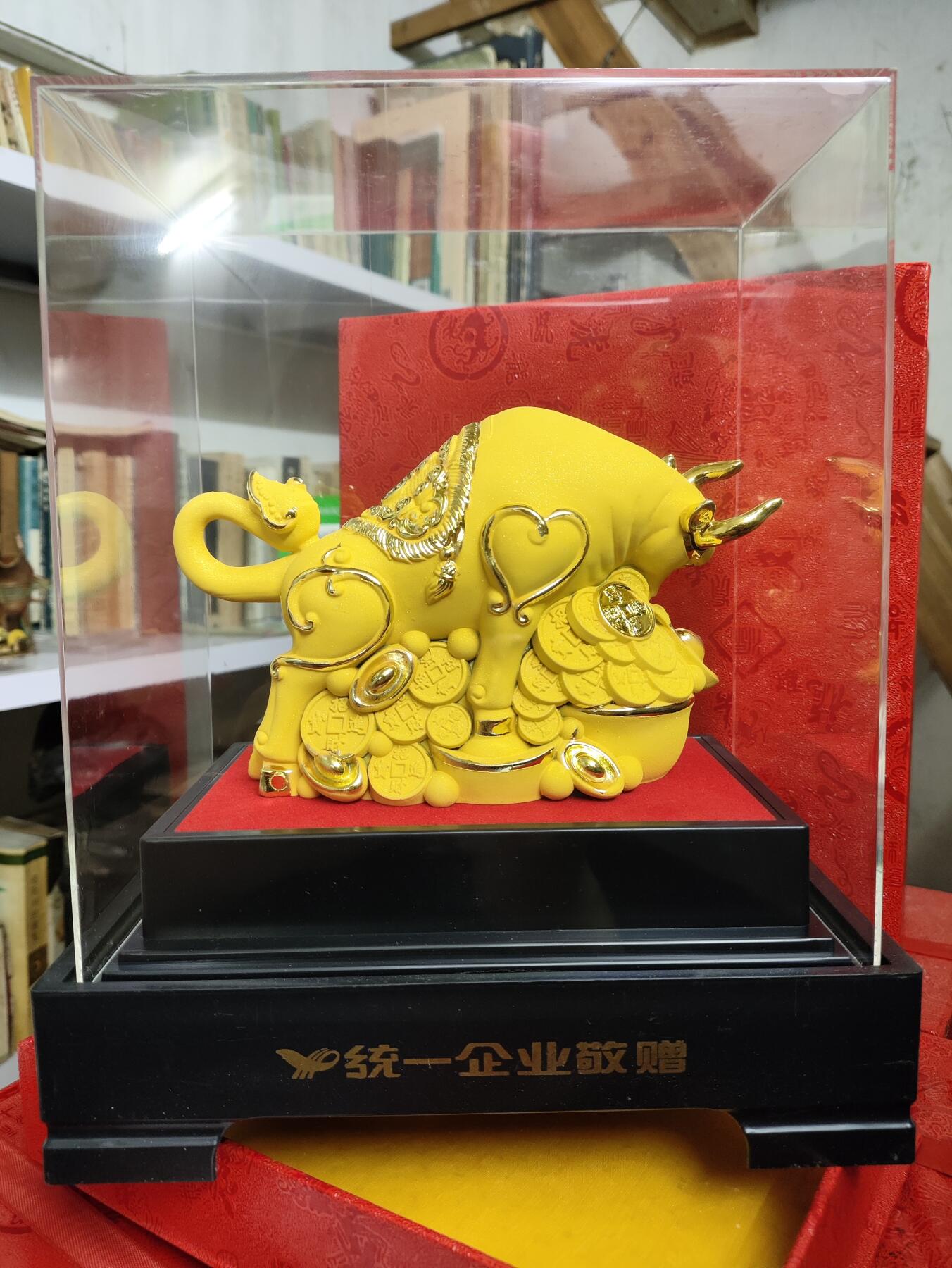 爱淘收藏，清货 鸿运兴旺金牛摆件，统一企业定制款礼品，黄色绒沙金工艺，带精美展示盒。牛身配有金色花纹，寓意招财纳福，带底座
