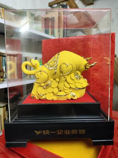 爱淘收藏，清货 - 鸿运兴旺金牛摆件，统一企业定制款礼品，黄色绒沙金工艺，带精美展示盒。牛身配有金色花纹，寓意招财纳福，带底座