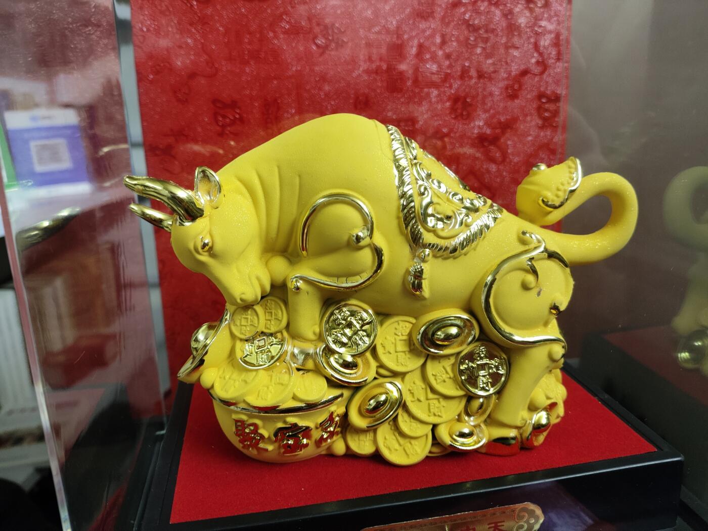 爱淘收藏，清货 鸿运兴旺金牛摆件，统一企业定制款礼品，黄色绒沙金工艺，带精美展示盒。牛身配有金色花纹，寓意招财纳福，带底座