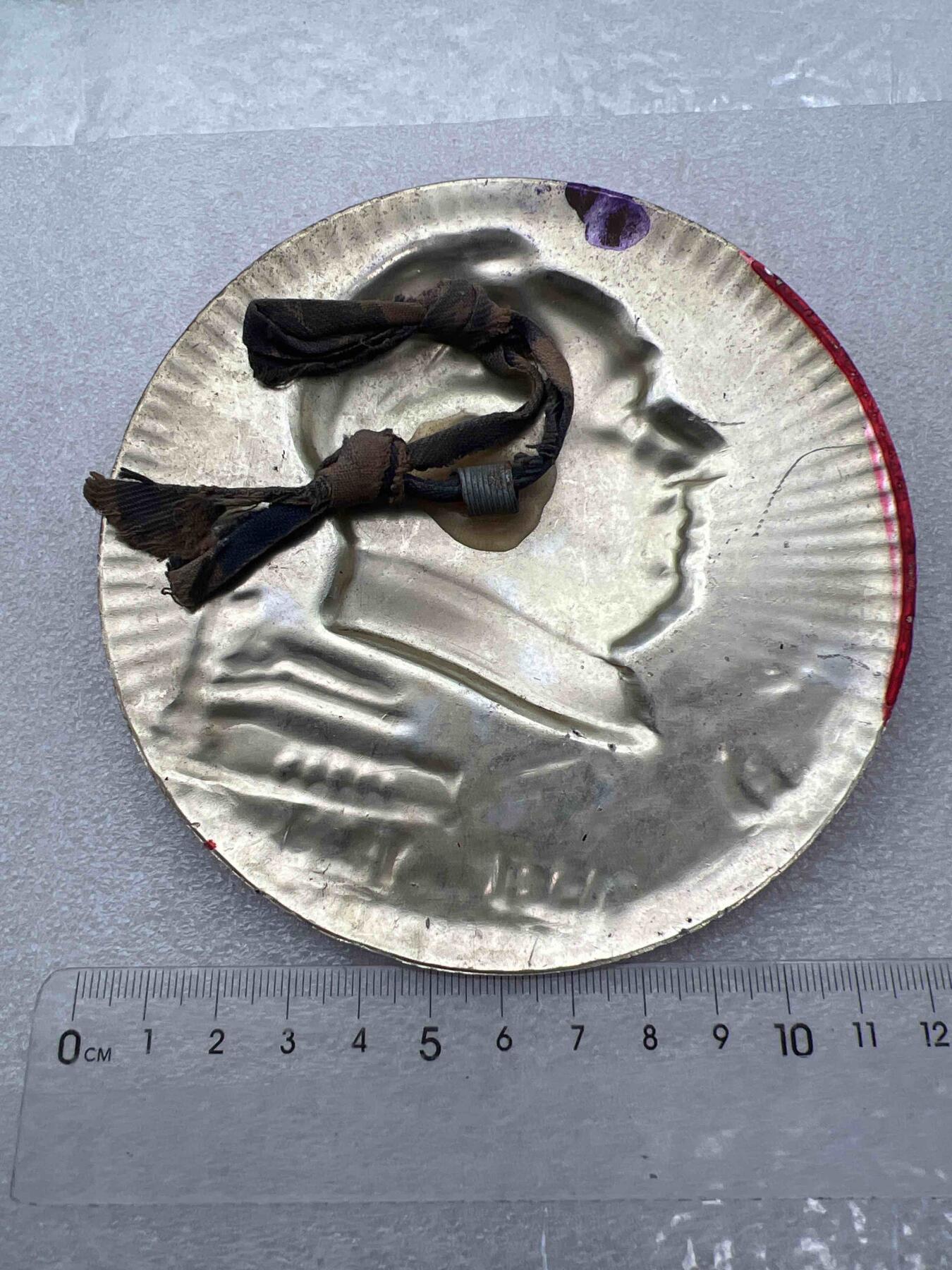 真品像章、纪念章、红色书籍 真品像章、纪念章、直径12.2厘米