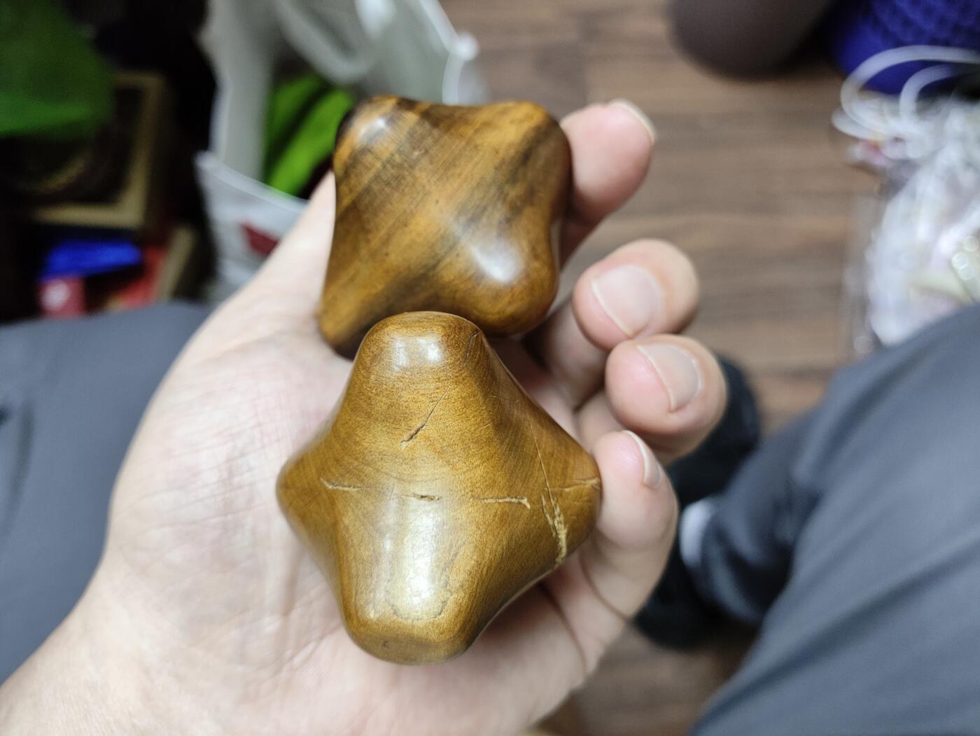 爱淘收藏，清货 精美木质六角按摩球一对，纯手工雕刻