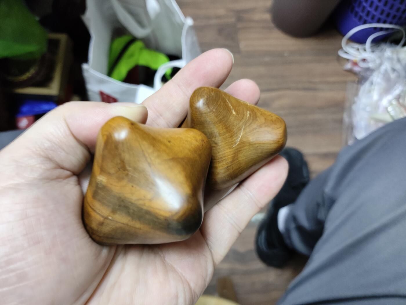 爱淘收藏，清货 精美木质六角按摩球一对，纯手工雕刻