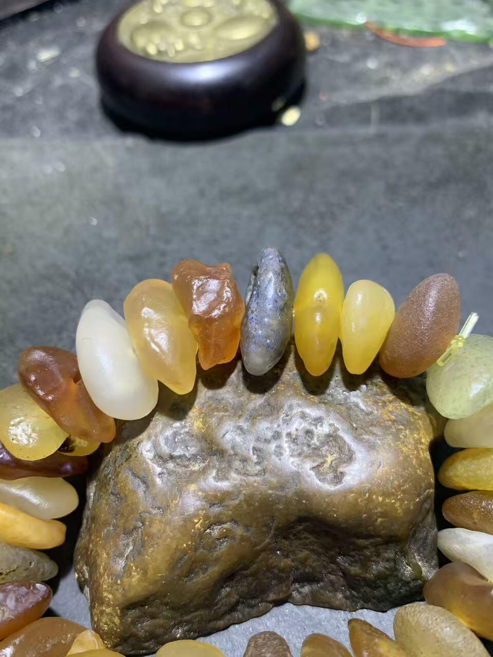 精美阿拉善大尺寸瓜子型原石手串一条