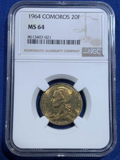 《竞宝斋》第427场 周日，周一  2场连拍 （全场包邮） - NGC MS64 法属科摩罗1964年20法郎铜币 状态漂亮！