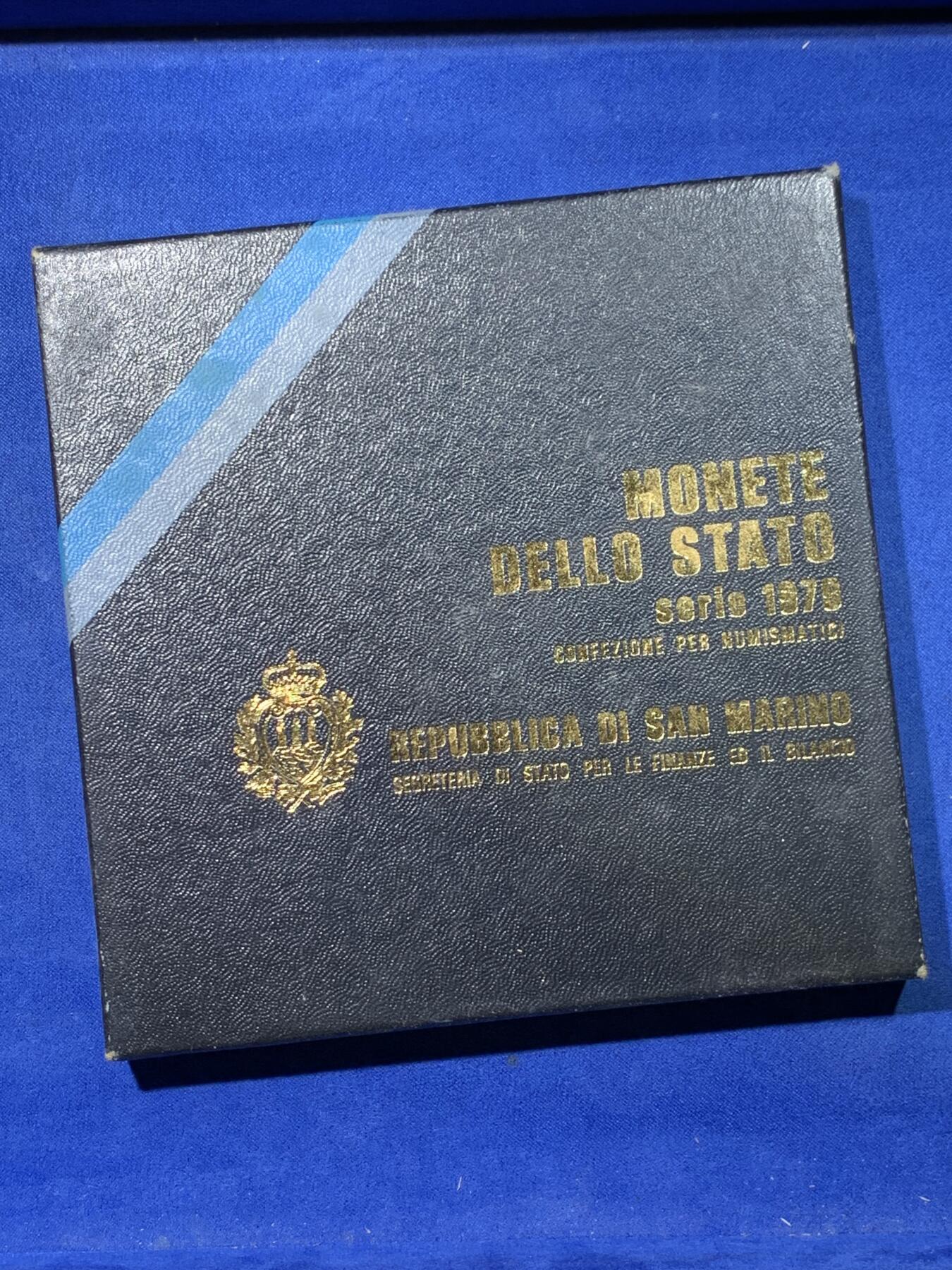 《竞宝斋》第427场 周日，周一  2场连拍 （全场包邮） 原盒证书 圣马力诺1979年9枚装套币 其中最大一枚是500里拉银币 非常少见的品种 状态非常好