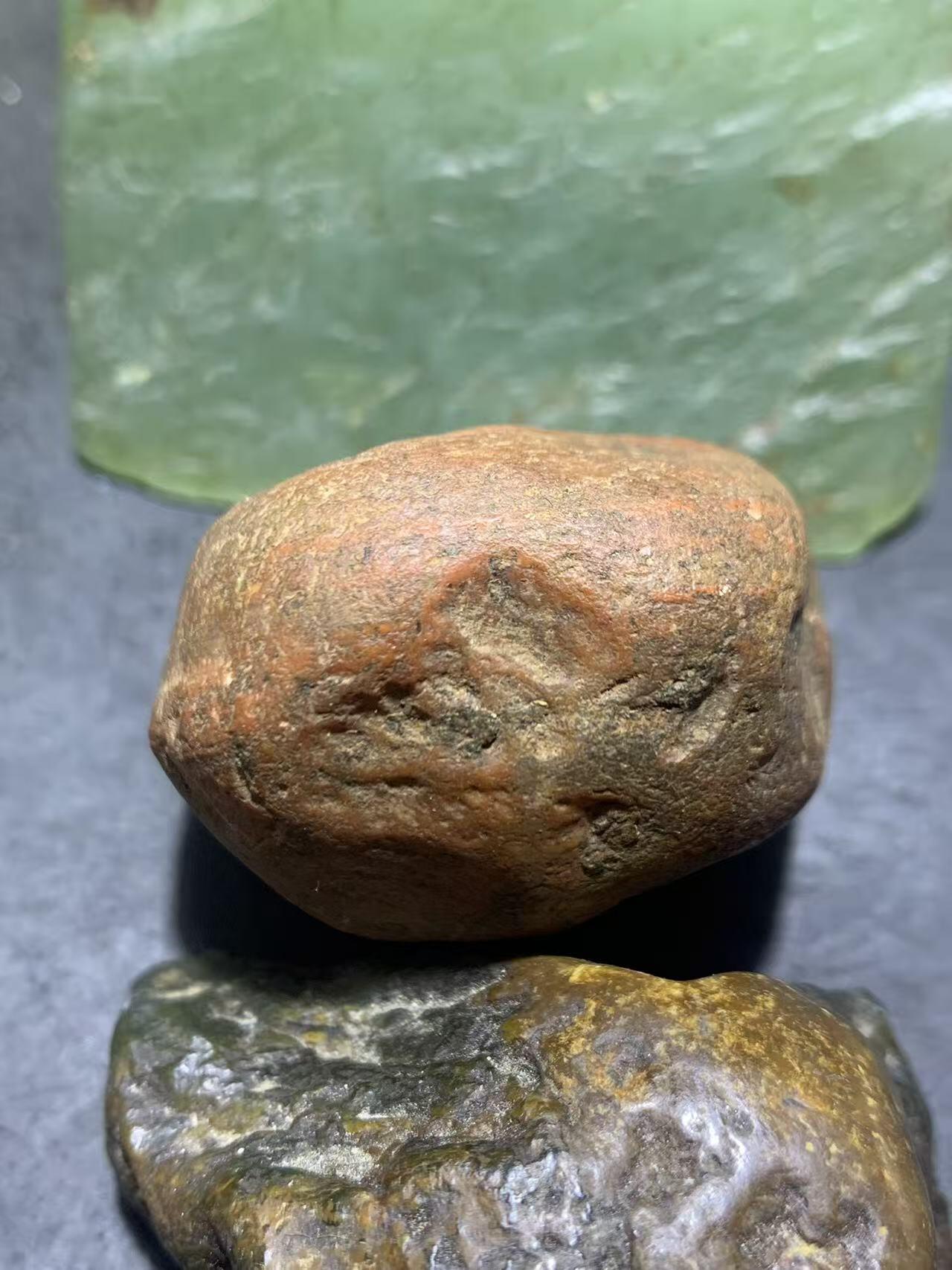 精美柿子红皮开窗料红白南红玛瑙原石一颗，，