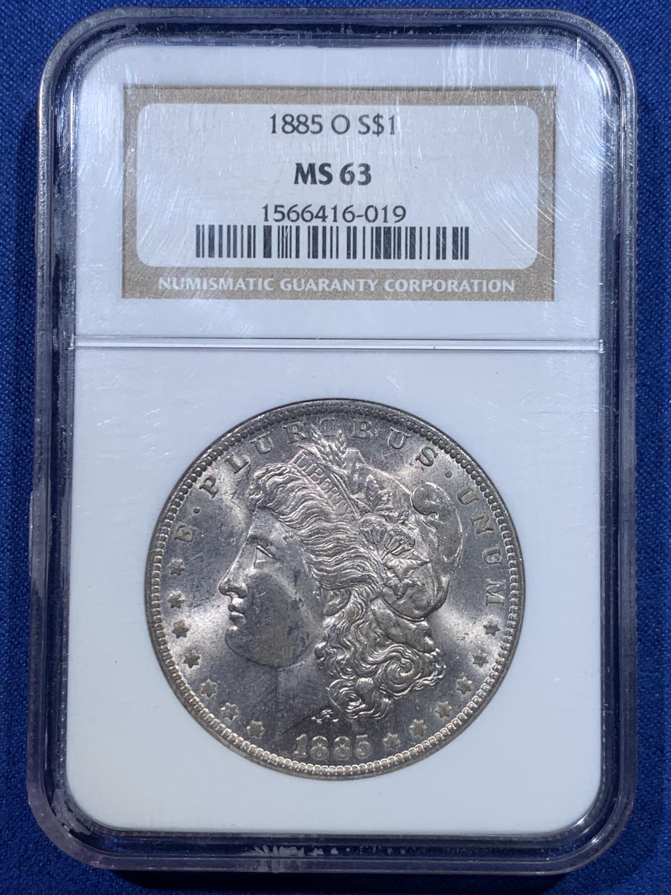 《竞宝斋》第427场 周日，周一  2场连拍 （全场包邮） NGC MS63 美国1885年O版摩根银币，老ngc严评，底板干净转光强烈，老盒子保存不错！如今银价飞涨，收藏投资一步到位，随单附赠2009年牛年镀金镀银纪念章。