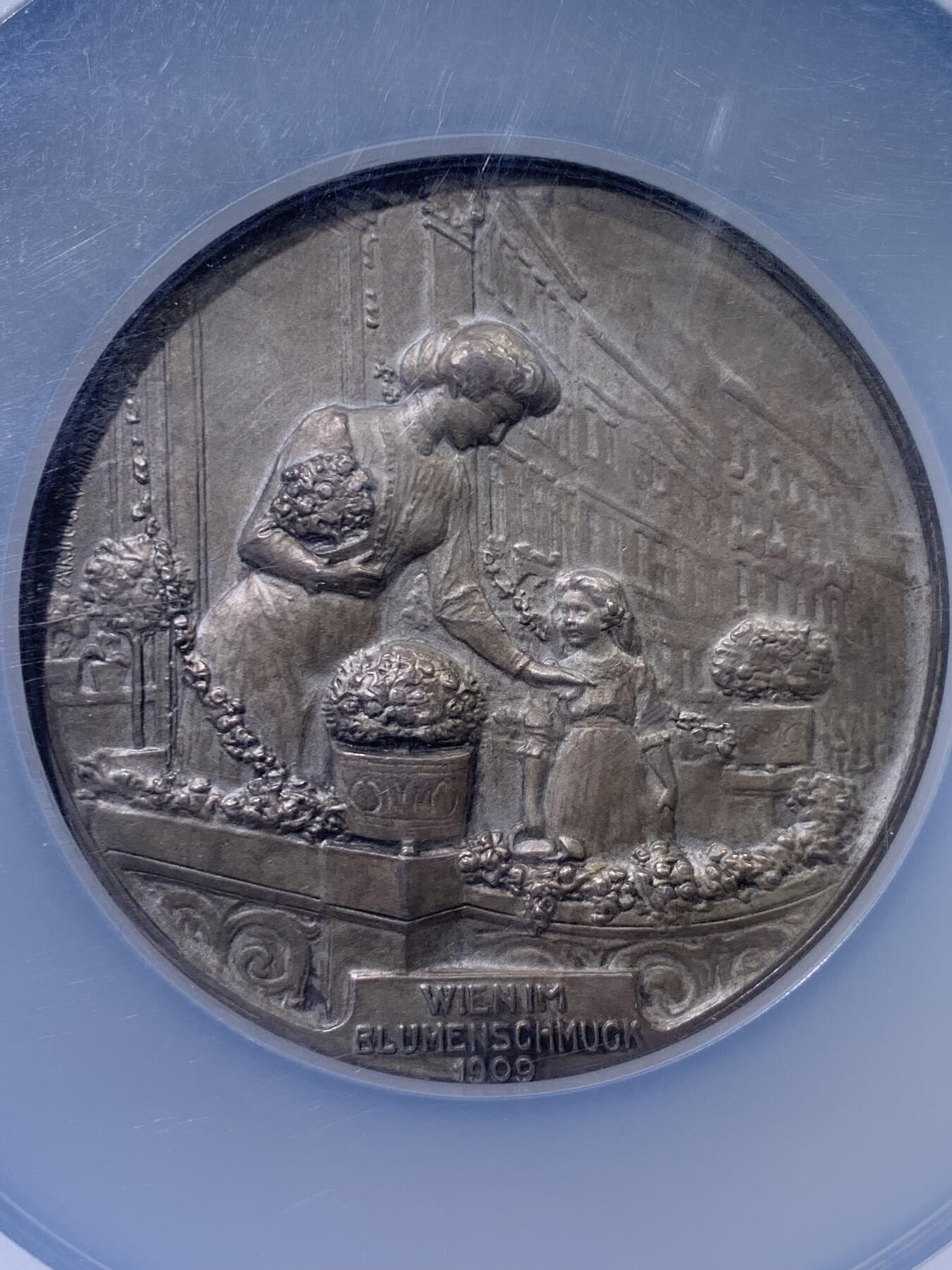 《竞宝斋》第427场 周日，周一  2场连拍 （全场包邮） NGC MS64 奥地利1909年维也纳花卉赛银章 61mm 罕见品种 加大加厚盒 外盒有点模糊不影响章本身 高分