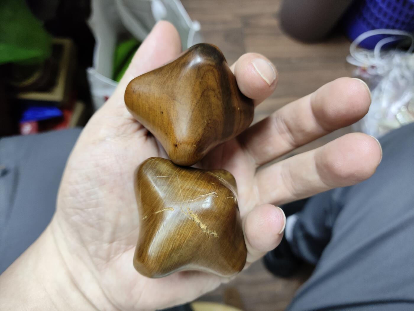 爱淘收藏，清货 精美木质六角按摩球一对，纯手工雕刻