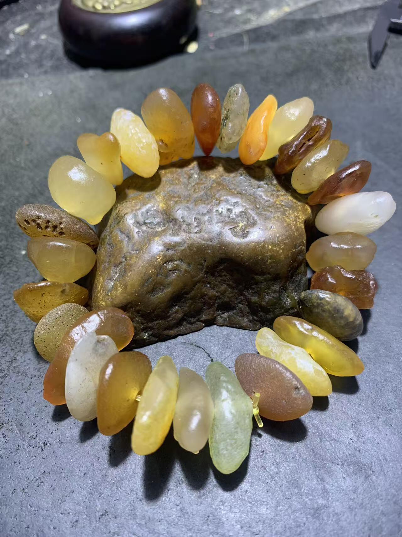 精美阿拉善大尺寸瓜子型原石手串一条