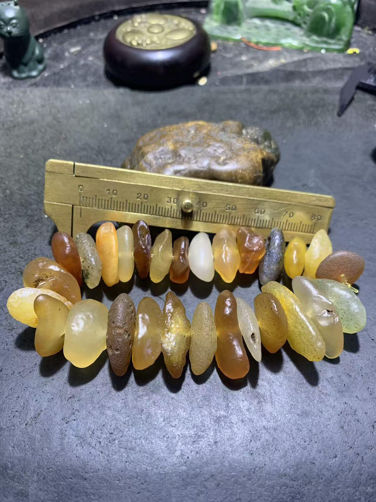 精美阿拉善大尺寸瓜子型原石手串一条