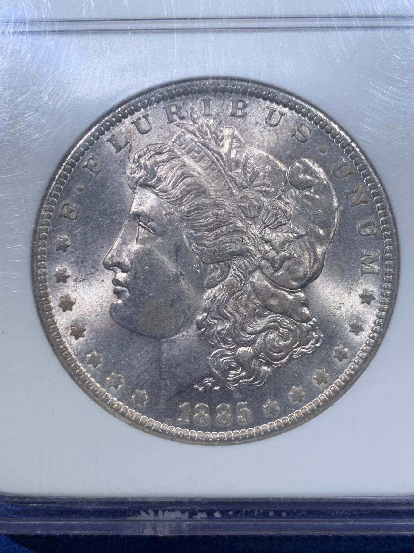 《竞宝斋》第427场 周日，周一  2场连拍 （全场包邮） NGC MS63 美国1885年O版摩根银币，老ngc严评，底板干净转光强烈，老盒子保存不错！如今银价飞涨，收藏投资一步到位，随单附赠2009年牛年镀金镀银纪念章。