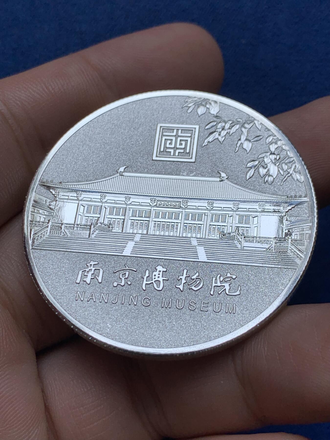 《竞宝斋》第427场 周日，周一  2场连拍 （全场包邮） 英国1892年老味道裸马剑，与1888同为稀少年份，原味好品，随单附赠南京博物院纪念章