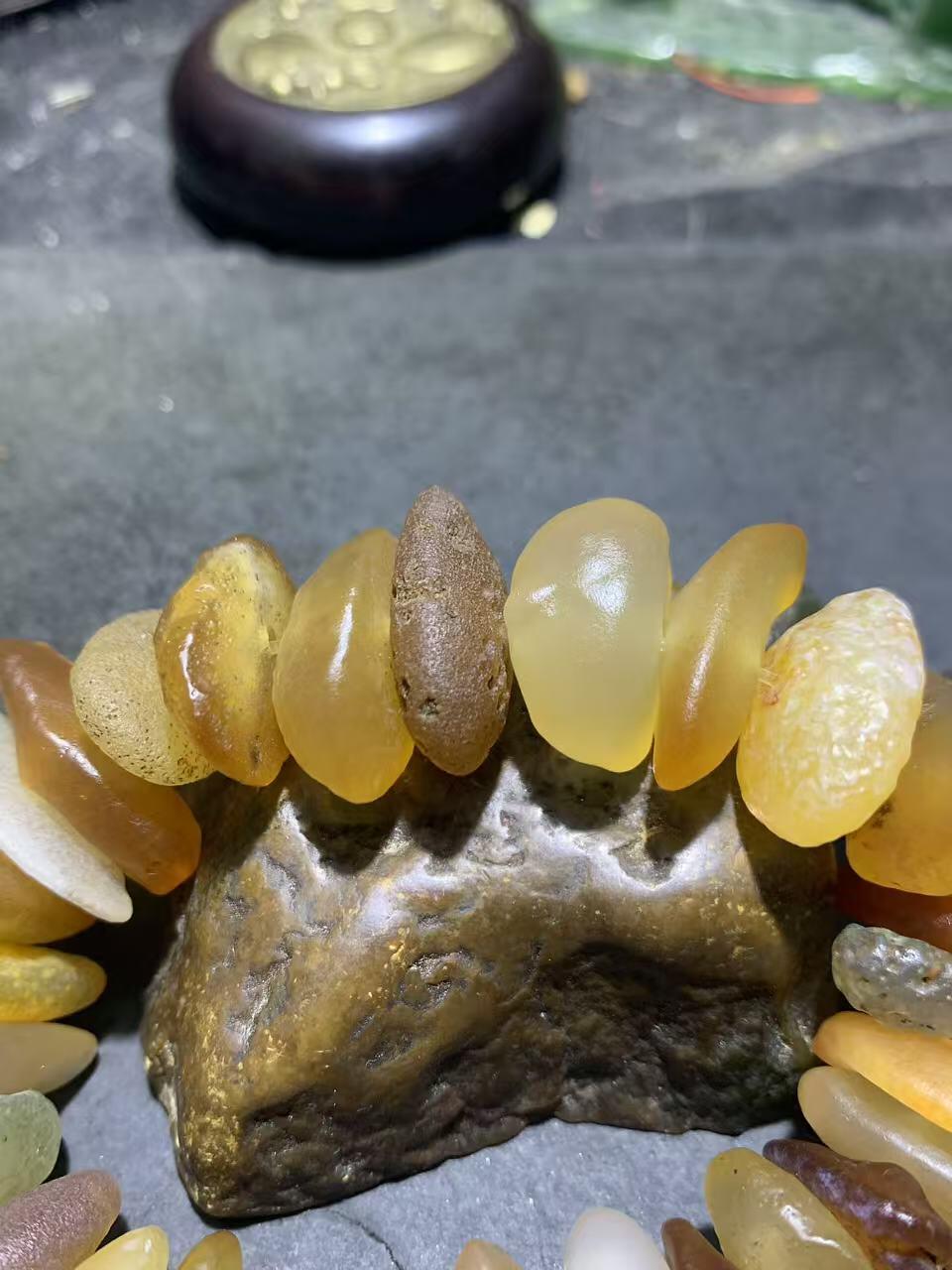 精美阿拉善大尺寸瓜子型原石手串一条