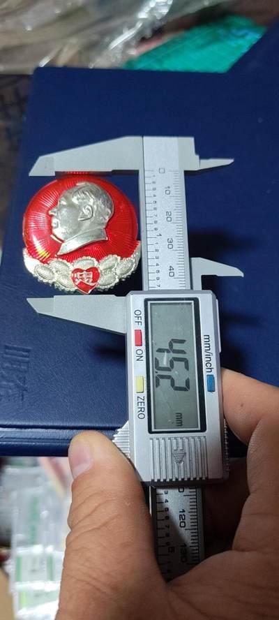 精品毛主席像章拍场 🔥忠字🔥毛主席像章一枚，忠字，4201系列套章之一