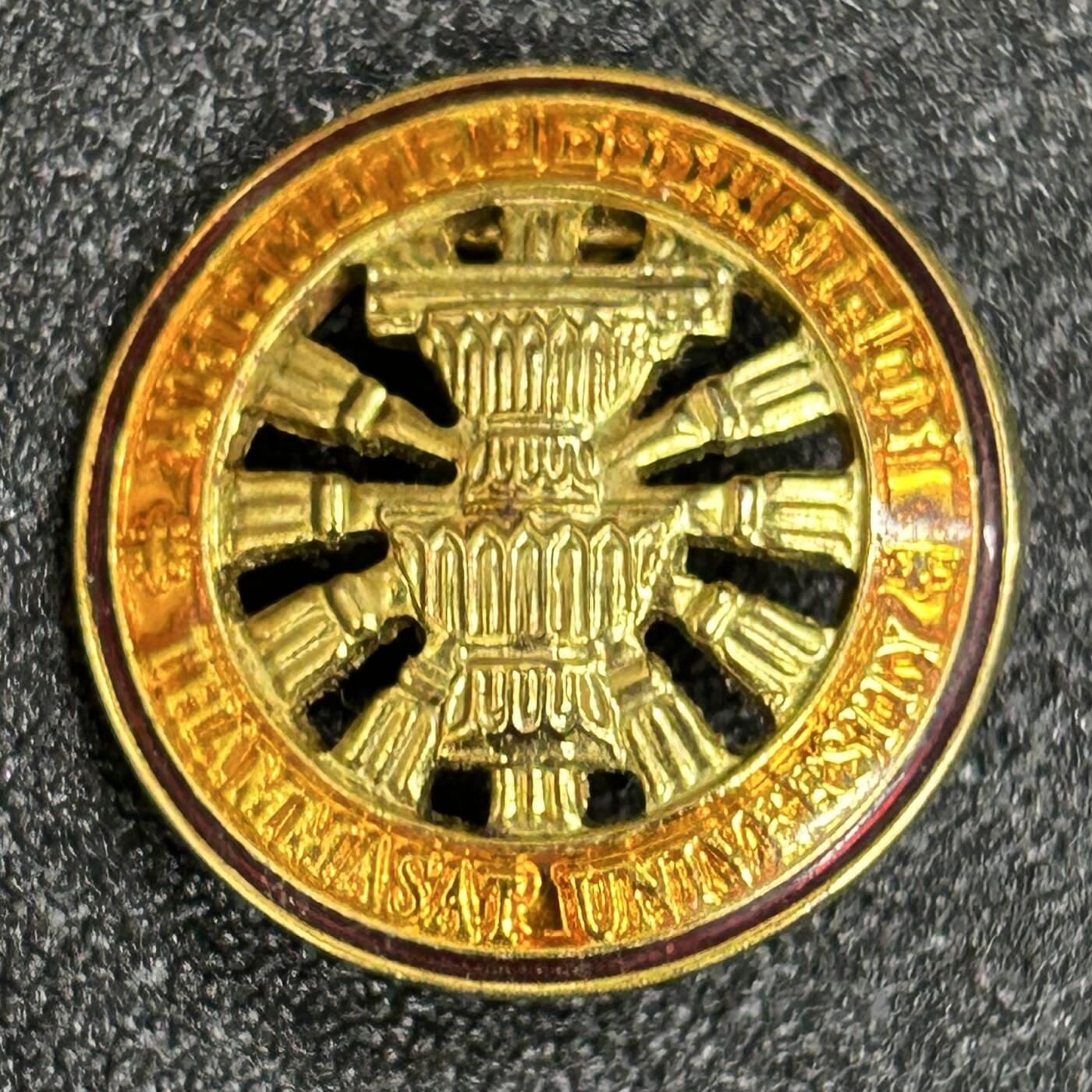 西秦中古拍卖第六十二期 泰国法政大学校徽 1934年6月27日法政大学在曼谷湄南河岸正式成立，是泰国第二古老的大学。该大学的创始人Pridi Banomyong教授最初将国立法政大学命名为“伦理和政治大学”，反映了其主要使命是为公民提供法律和政治学科的高等教育，并为泰国人民建立新的民主制度提供帮助。