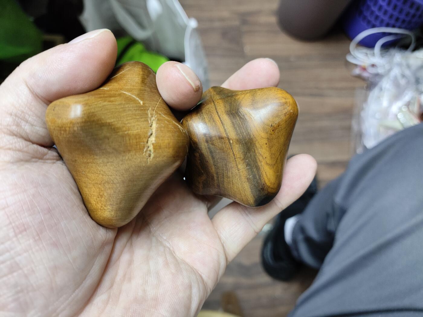 爱淘收藏，清货 精美木质六角按摩球一对，纯手工雕刻