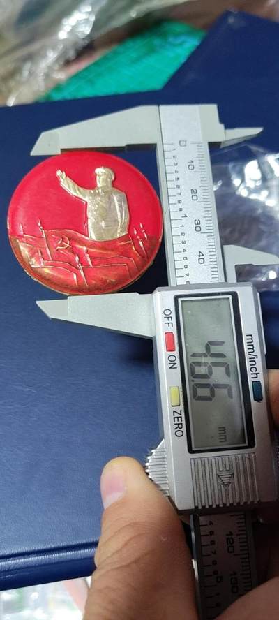 精品毛主席像章拍场 站人小挥手像章，品相尺寸如图