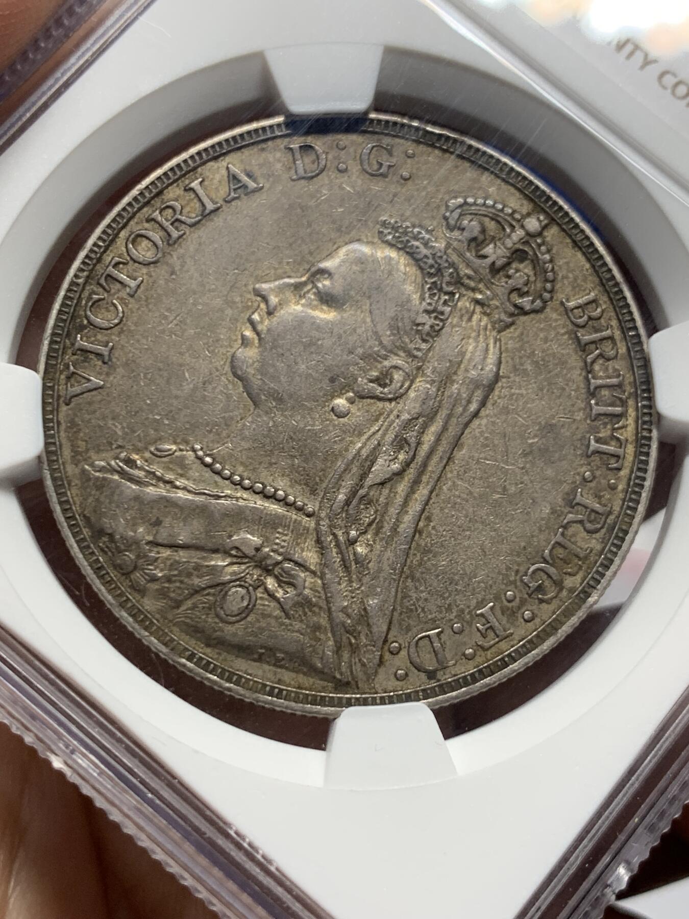 《竞宝斋》第427场 周日，周一  2场连拍 （全场包邮） NGC XF45 英国1889年维多利亚高冠马剑银币 包浆均匀深包浆