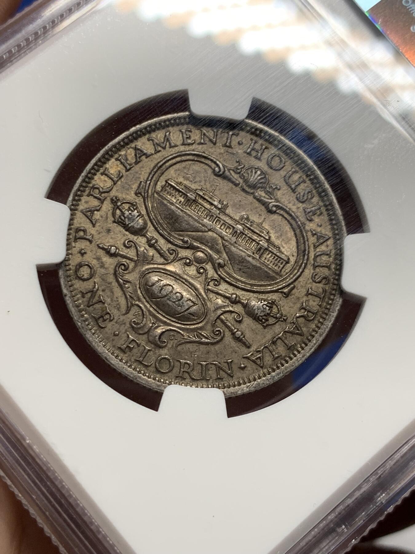 《竞宝斋》第427场 周日，周一  2场连拍 （全场包邮） NGC AU53 澳大利亚1927年堪培拉国会大厦纪念弗洛林银币 深色包浆使币面看起来很立体 浮雕感强