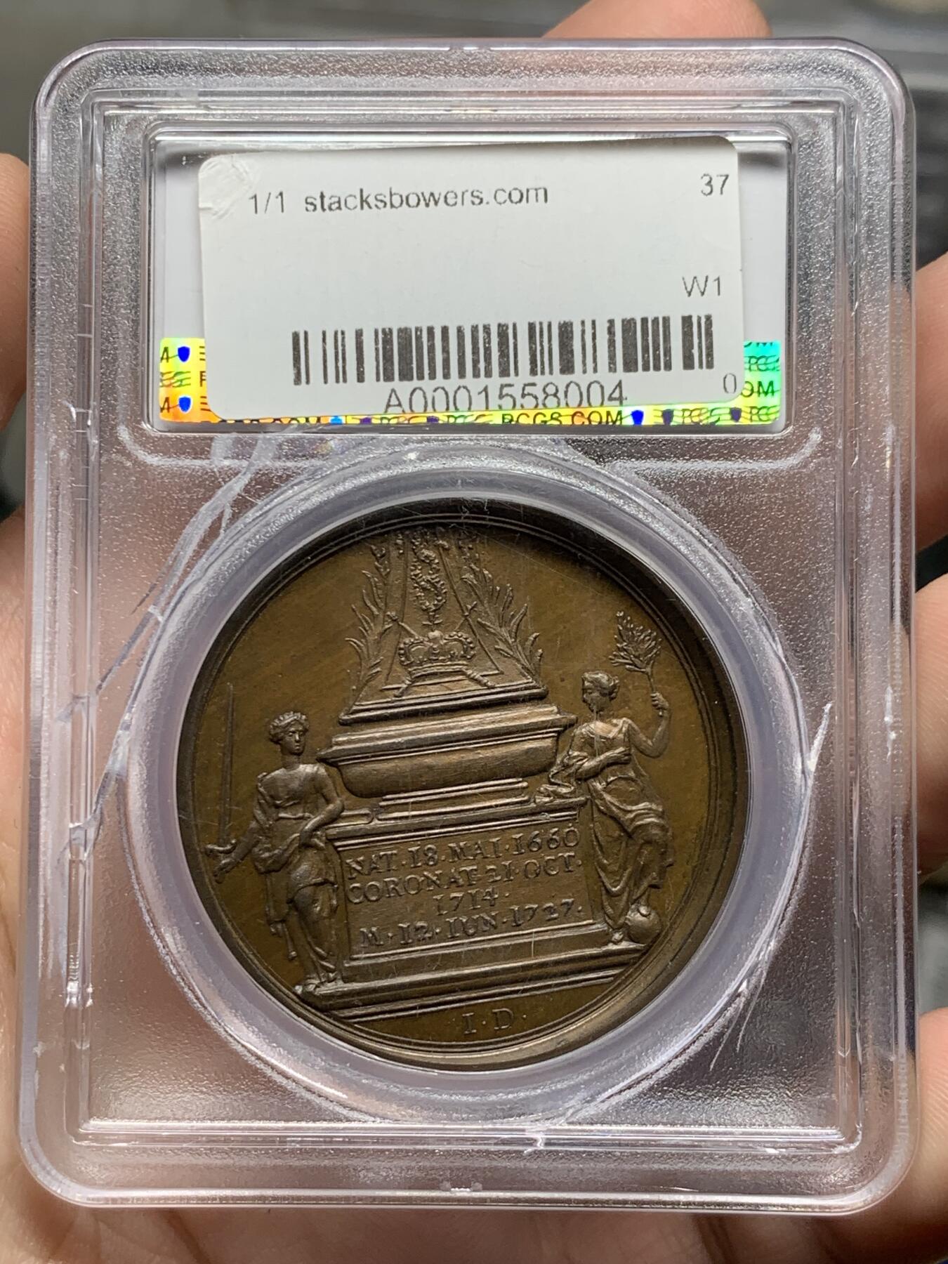 《竞宝斋》第428场 周日，周一  2场连拍 （全场包邮） PCGS SP64 英国1727年国王乔治一世逝世纪念原铸大铜章，F.Martin名家旧藏，专属封装盒。极少见的英国早期原铸，细节极精美，同时期章牌的最高水准。盒子内部有裂，密封无碍。附纸袋标签，传承有序