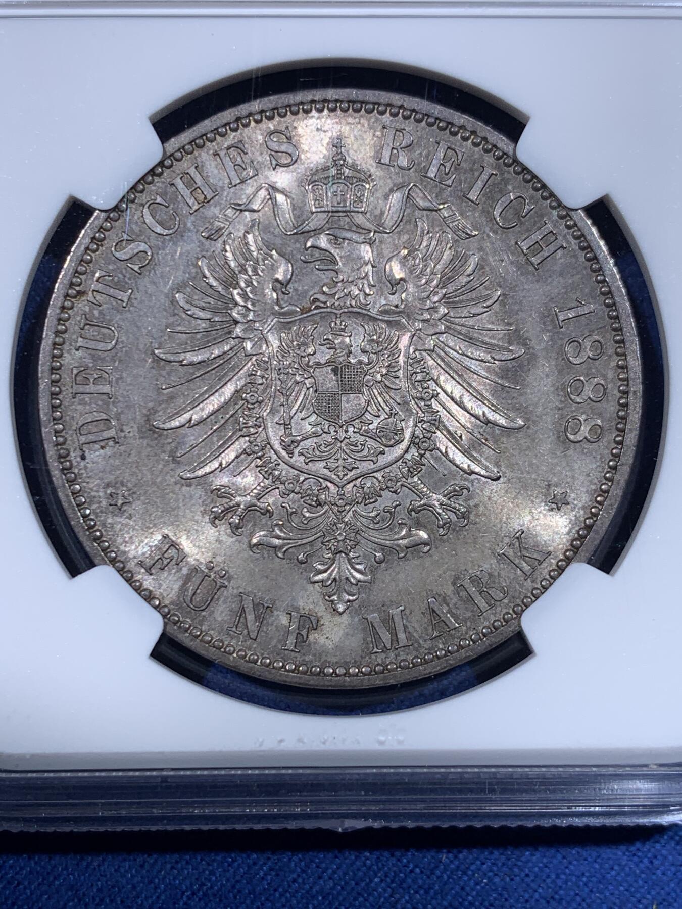 《竞宝斋》第428场 周日，周一  2场连拍 （全场包邮） 亚军分 NGC MS64 德国1888三皇之年威廉二世短翅5马克银币 单年发行56000枚且充分进入流通，堪称德二帝国短翅马克的代表之作，马克收藏中不可或缺的一枚拼图，更高分仅两枚。