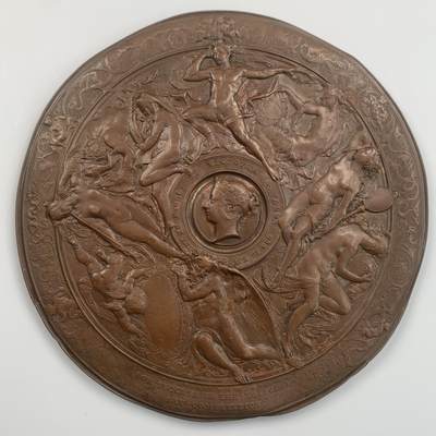 掌中浮雕-藏着的欧洲第037场 - 1858年颁发的英国艺术学校学生竞赛单面奖牌，直径145mm，目录编号Eimer 1512。奖牌正中间是维多利亚女王小头像，正式颁发的奖牌，在左下方的椭圆形盾牌上刻有颁奖时间，获奖者姓名和科目。创作者为法国旅英雕刻师安托万·维希特（1800-1868）