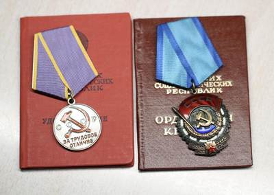 大猫徽章拍卖 第280期 - 劳动红旗1205643带证书，证书号码666，优秀劳动奖章带证书，同一人