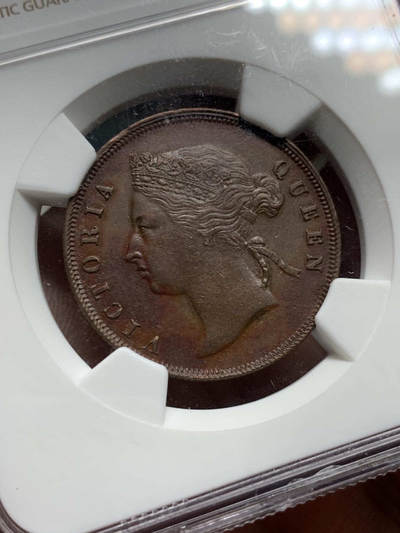 《竞宝斋》第428场 周日，周一  2场连拍 （全场包邮） NGC AU58BN 英属海峡1897年维多利亚女王一分大铜币，女王发丝清晰，细节不错。流通充分的品种，好品不多见。女王+海峡殖民地向来是外拍热点