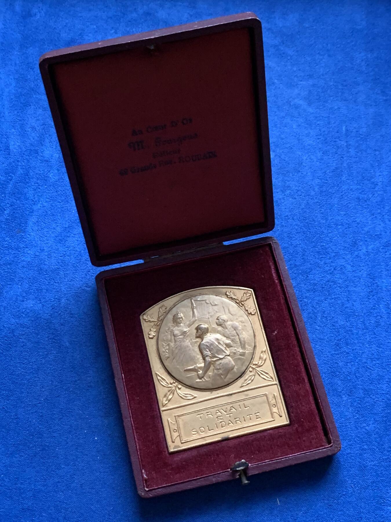 《竞宝斋》第428场 周日，周一  2场连拍 （全场包邮） 法国1927年电车联盟镀金铜质奖章，带原盒，直径：65*50mm、重量：78.59。