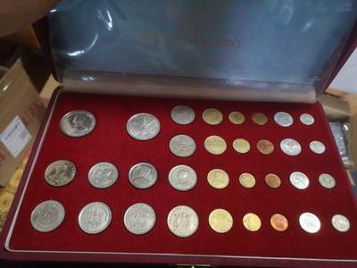 长老汇蛇年精选第六十一场拍卖 泰国皇家造币厂礼品币红盒32枚，含两枚拉玛九世大银币